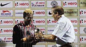 Sony Norde reçoit son prix ‘’Hero of the match’’