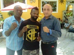 Gusner Glaude au milieu du commissaire d'Aquin et le président de la Fédération Haïtienne de boxe amateur, Pierre Eddy Daniel 