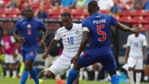 FRISCO, TX - JULY 07:  Luis Tejada #10 of Panama controls the ball against Jean Jacques Pierre #5 of Haiti during the 2015 CONCACAF Gold Cup Group A match between Panama and Haiti at Toyota Stadium on July 7, 2015 in Frisco, Texas.  (Photo by Tom Pennington/Getty Images)