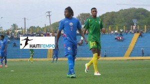 Benchy Estama (Haiti numero 7) et Kyle Edwards (St Vincent numero 17