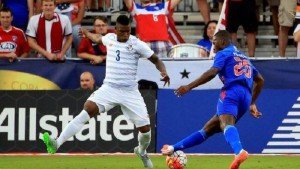 Duckens Nazon dribble Cummings pour marquer contre Panama